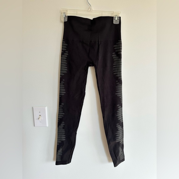 Spanx Seamless Shaping Leggings Black With Aztec Stripes on the Sides. - Picture 3 of 4